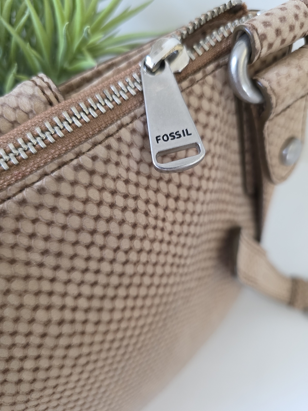 Fossil Leather Crossbody Bag Snakeskin Texture Neutral Beige Adjustable Strap - Picture 6 of 13